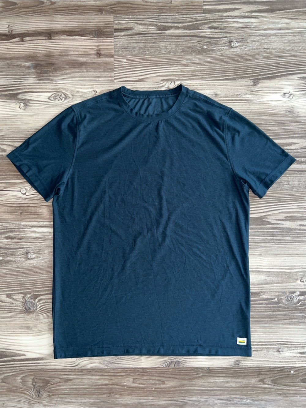 Vuori Men's Strato Tech Tee in Navy Heather Blue Size Medium